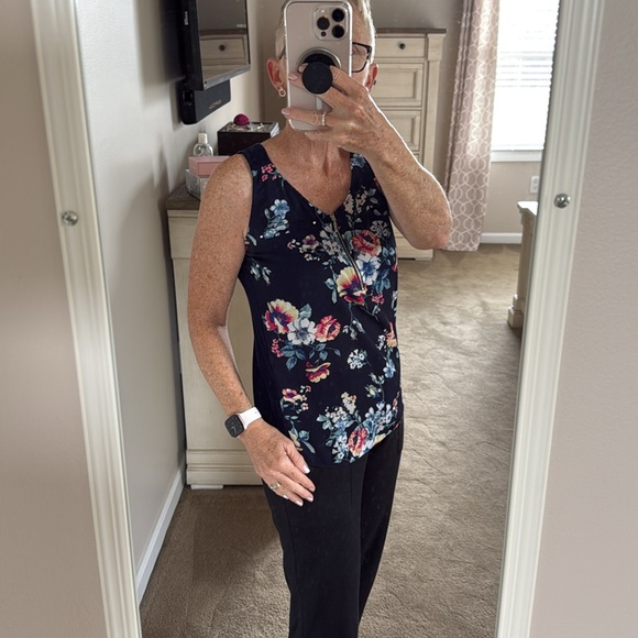 IZ Byer Sleeveless Floral Blouse - Picture 4 of 9